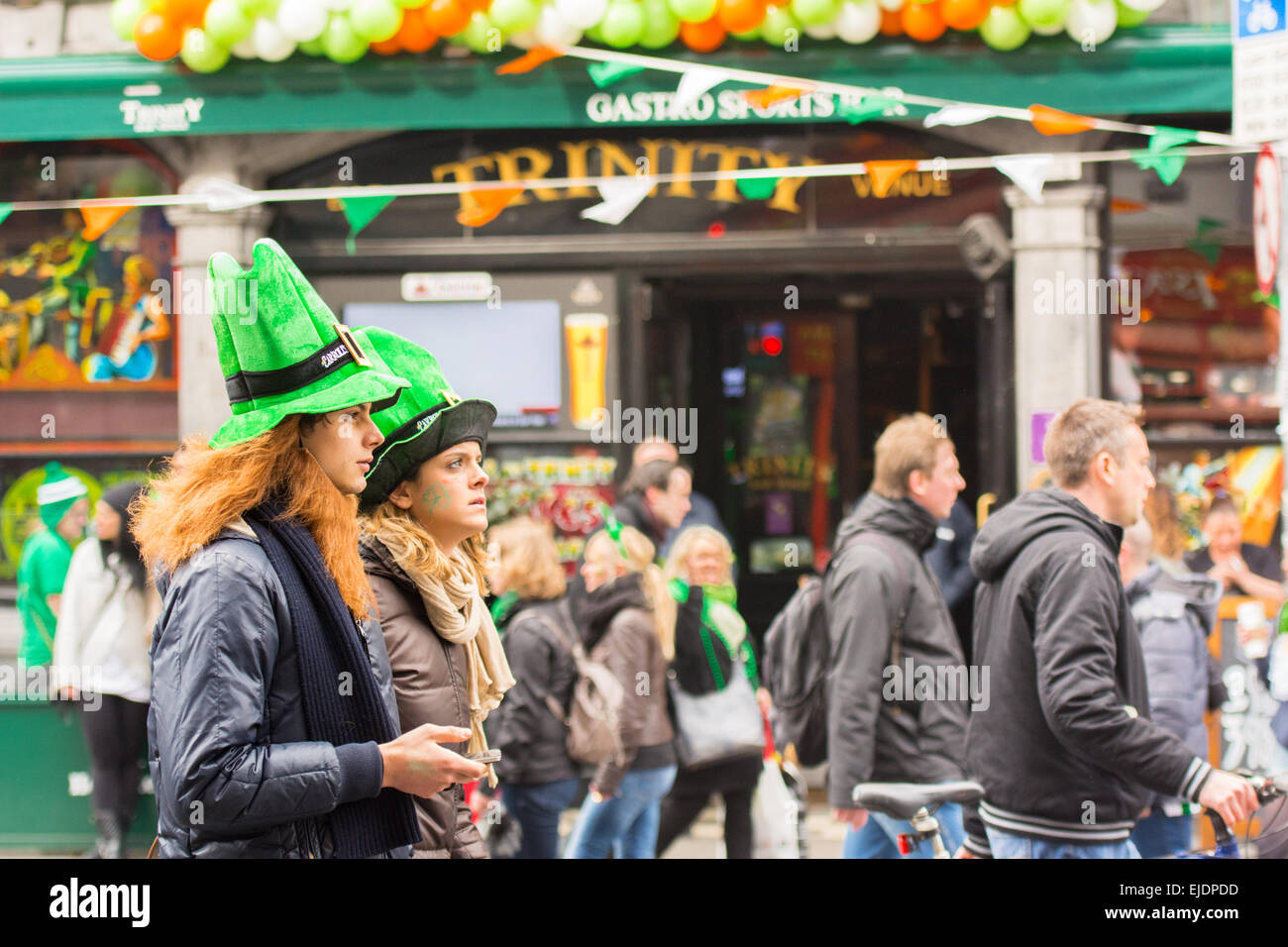 Festivalgoers on Dublin's Dame Street outside Trinity pub on St Patrick's Day 2015 Stock Photo