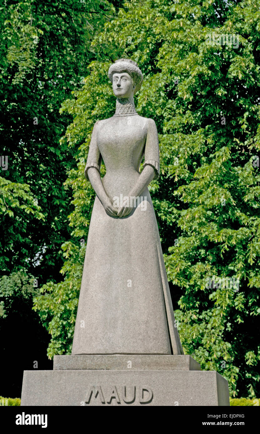 Queen Maud Statue outside Royal Palace, Oslo, Norway Stock Photo - Alamy