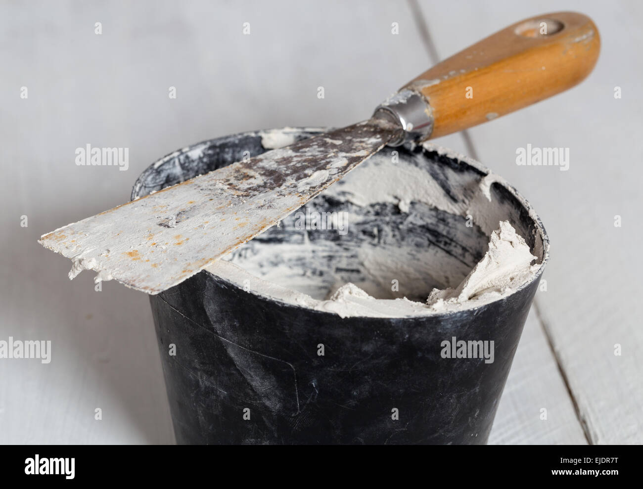 Spatula with plaster and mixing tub Stock Photo Alamy