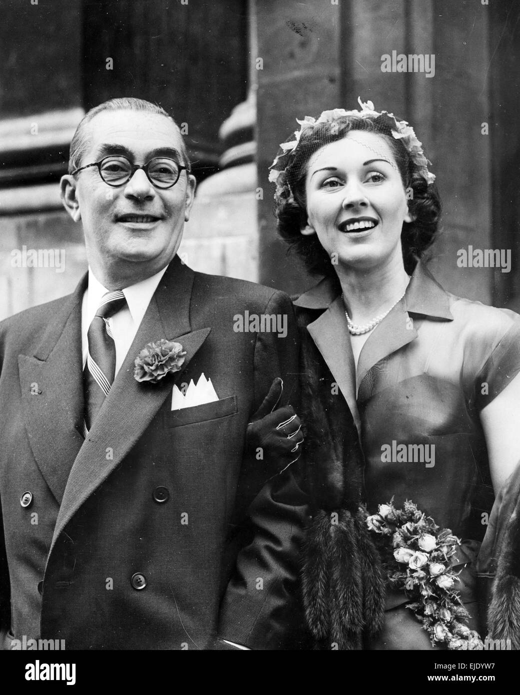 CARROLL GIBBONS (1903-1954) Anglo-American bandleader marries Joan Muriel at Marylebone Register Office on 26 June 1951 Stock Photo