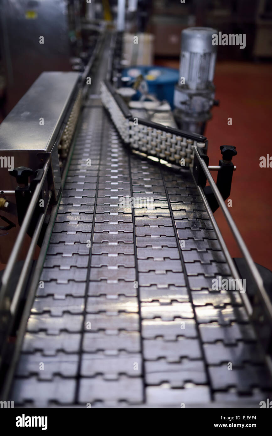Steel conveyor belt for bottle delivery at a beer bottling station in a