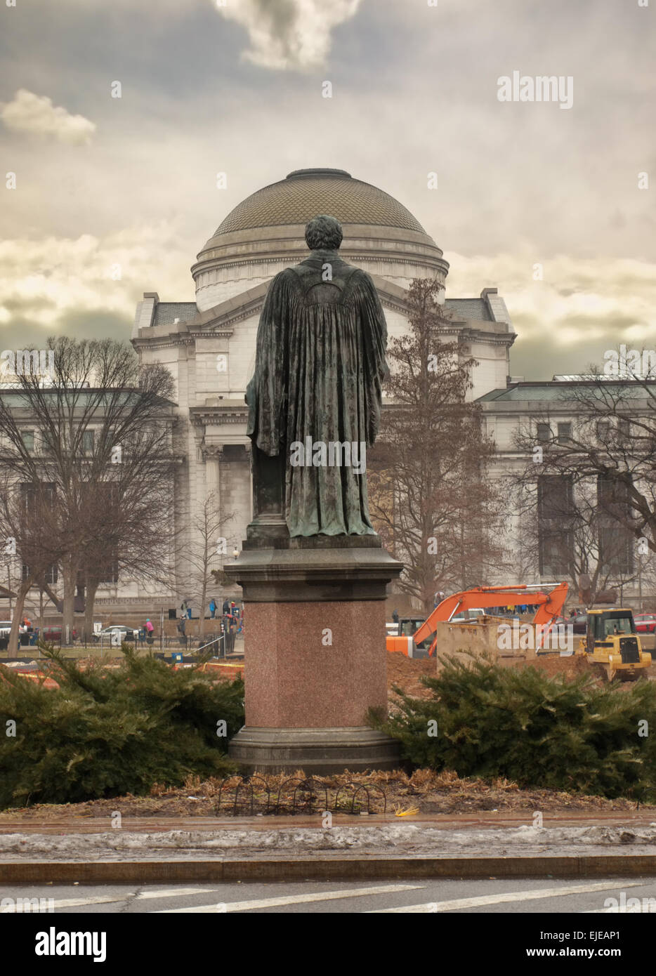 Statue of Joseph Henry overlooking the Smithsonian National Museum of Natural History across the National Mall, Washington, DC Stock Photo