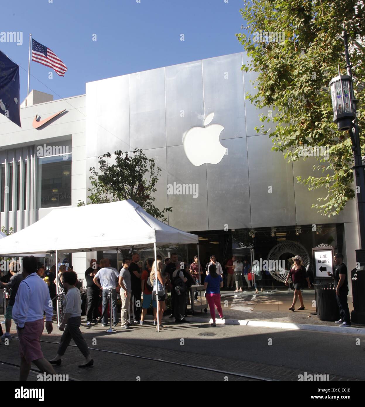 iPhone 6 fans wait in line at The Grove near the Apple store in ...