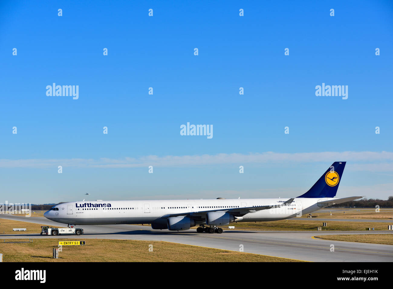 Lufthansa Airbus A340-600 with pushback truck, Terminal 2, Munich Airport, Freising, Erding, Erdinger Moos, Munich, Bavaria Stock Photo