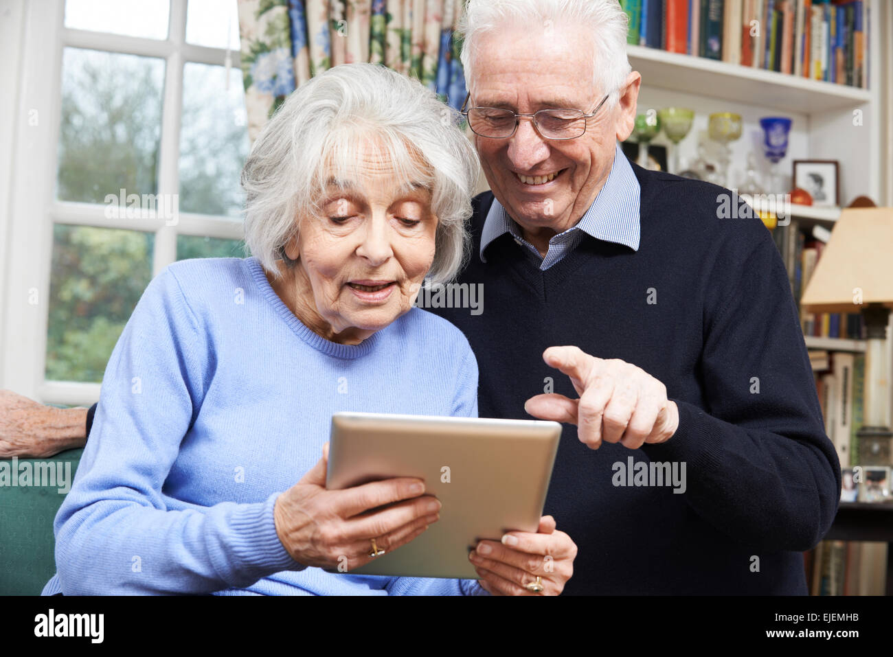 Smiling elderly senior couple hi-res stock photography and images - Alamy