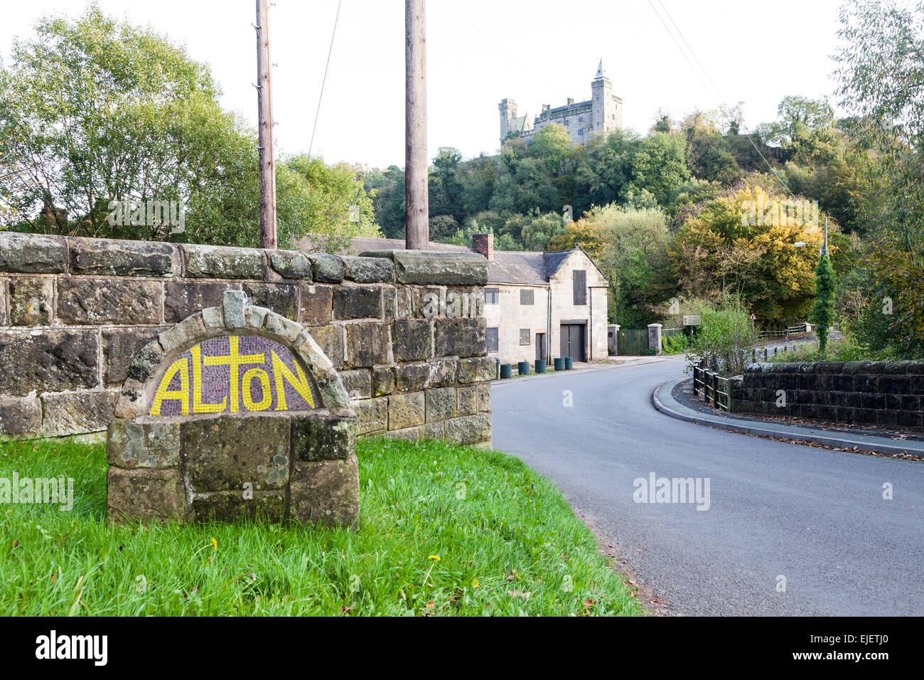 A village sign of Alton Staffordshire, the home of Alton Towers, with Alton castle in the background Stock Photo