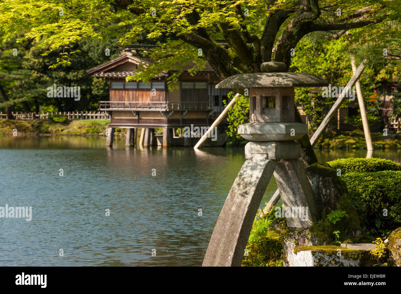 Kenrokuen Garden's Uchihashi-tei tea house seen behind the famous ...