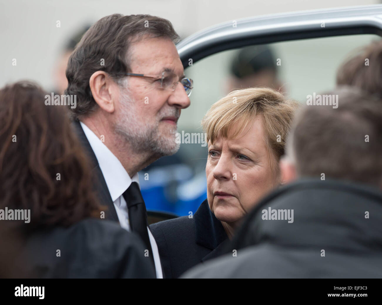 Die deutsche Bundeskanzlerin Angela Merkel und der spanische Ministerpräsident Mariano Rajoy steigen am 25.03.2015 in Seyne Les Alpes, Frankreich, aus einem Auto, um an einer Pressekonferenz zum Absturz der Germanwing-Maschine des Typs A320 teilzunehmen. Foto: Peter Kneffel/dpa +++(c) dpa - Bildfunk+++ Stock Photo