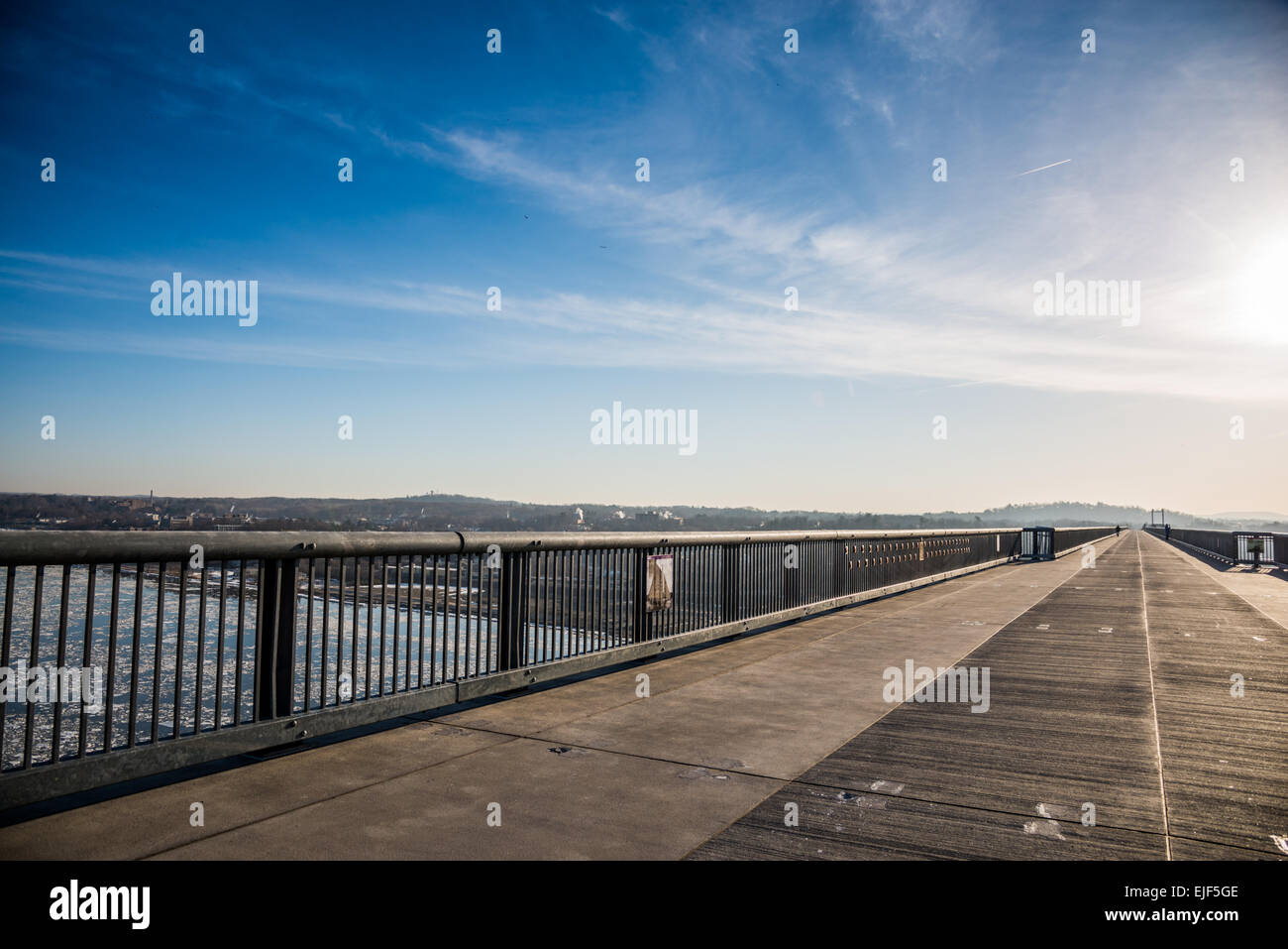 Cantilever steel walkway hi-res stock photography and images - Alamy