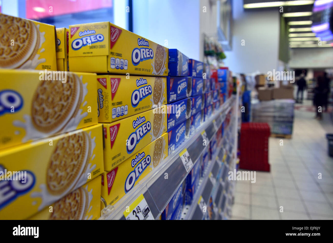 New York, USA. 25th Mar, 2015. Photo taken on March 25, 2015 shows a supermarket shelf of 'Oreo', which used to be a brand of Kraft Foods Group, at a supermarket in Ner York, the United States. Ketchup maker H.J. Heinz Company and Kraft Foods Group agreed on Wednesday to merge in a deal that would create the fifth largest food and beverage company in the world, with about 28 billion U.S. dollars in annual revenue. © Wang Lei/Xinhua/Alamy Live News Stock Photo