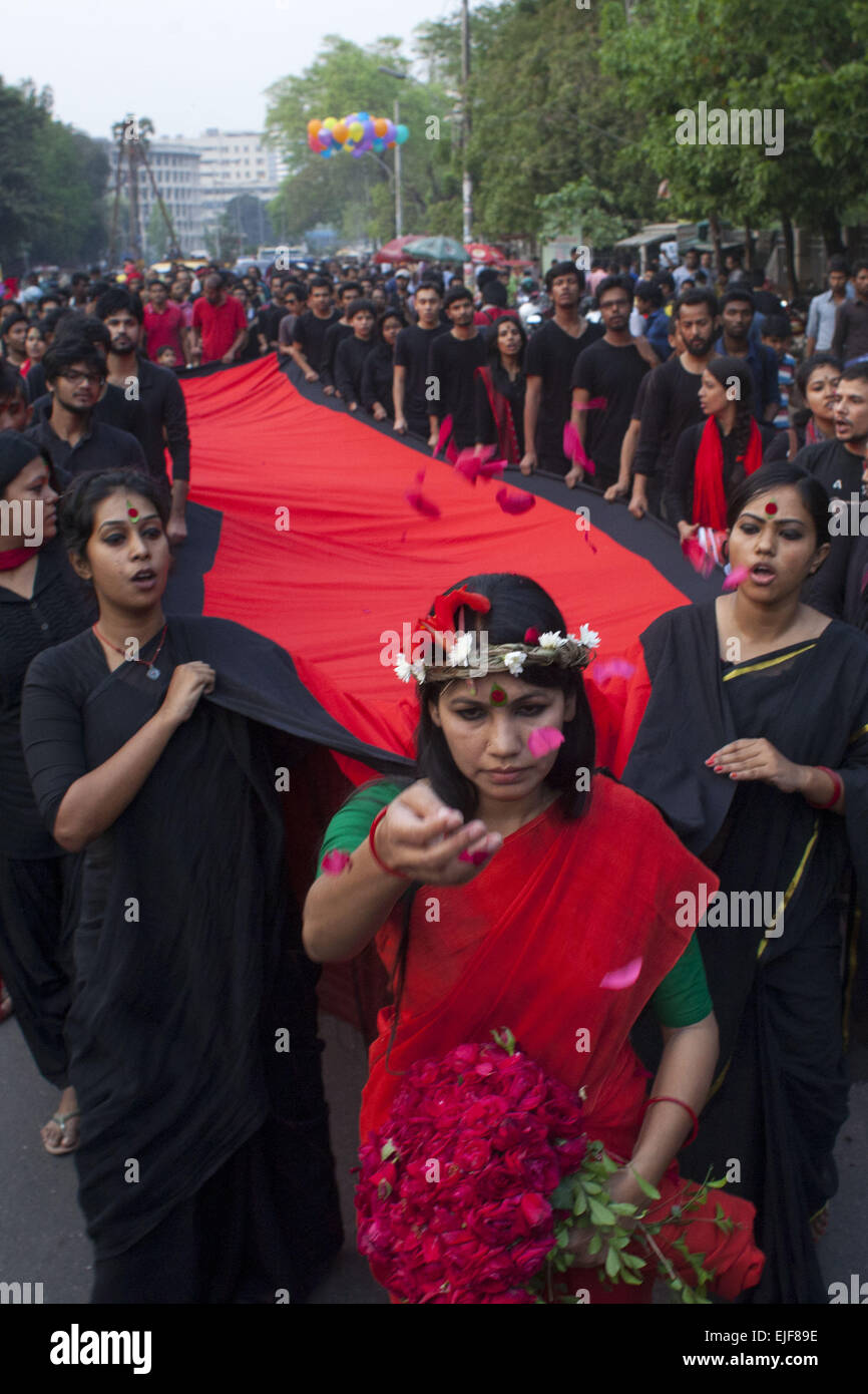 Dhaka, Bangladesh. 25th Mar, 2015. Dhaka, Bangladesh, March 25, 2015 ; On March 25, Prachyanat School of Acting and Design will take out a procession Lal Jatra, to observe the dark night of March 25, 1971. The walk will start from Chhobir Haat to Swadhinata Stambha (Glass Tower of Independence Monument)to remember their journey to the red in Dhaka, 25 March 2015.On this black night in the nationl history, the Pakistani military rulers launched ''Operation Searchlight'' killing some thousand people in that night crackdown alone. As part of the operation, tanks rolled out of Dhaka cantonment a Stock Photo