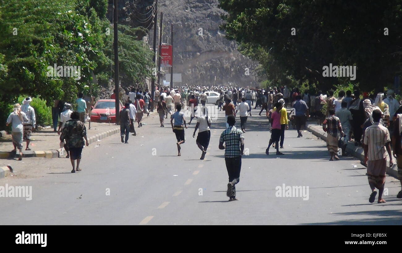 Aden. 25th Mar, 2015. People flee clashes near the Aden international airport in Aden, Yemen, on March 25, 2015. The Shiite Houthi group took control over Aden international airport after the retreat of tribal militia on Wednesday evening, a security official told Xinhua. © Xinhua/Alamy Live News Stock Photo