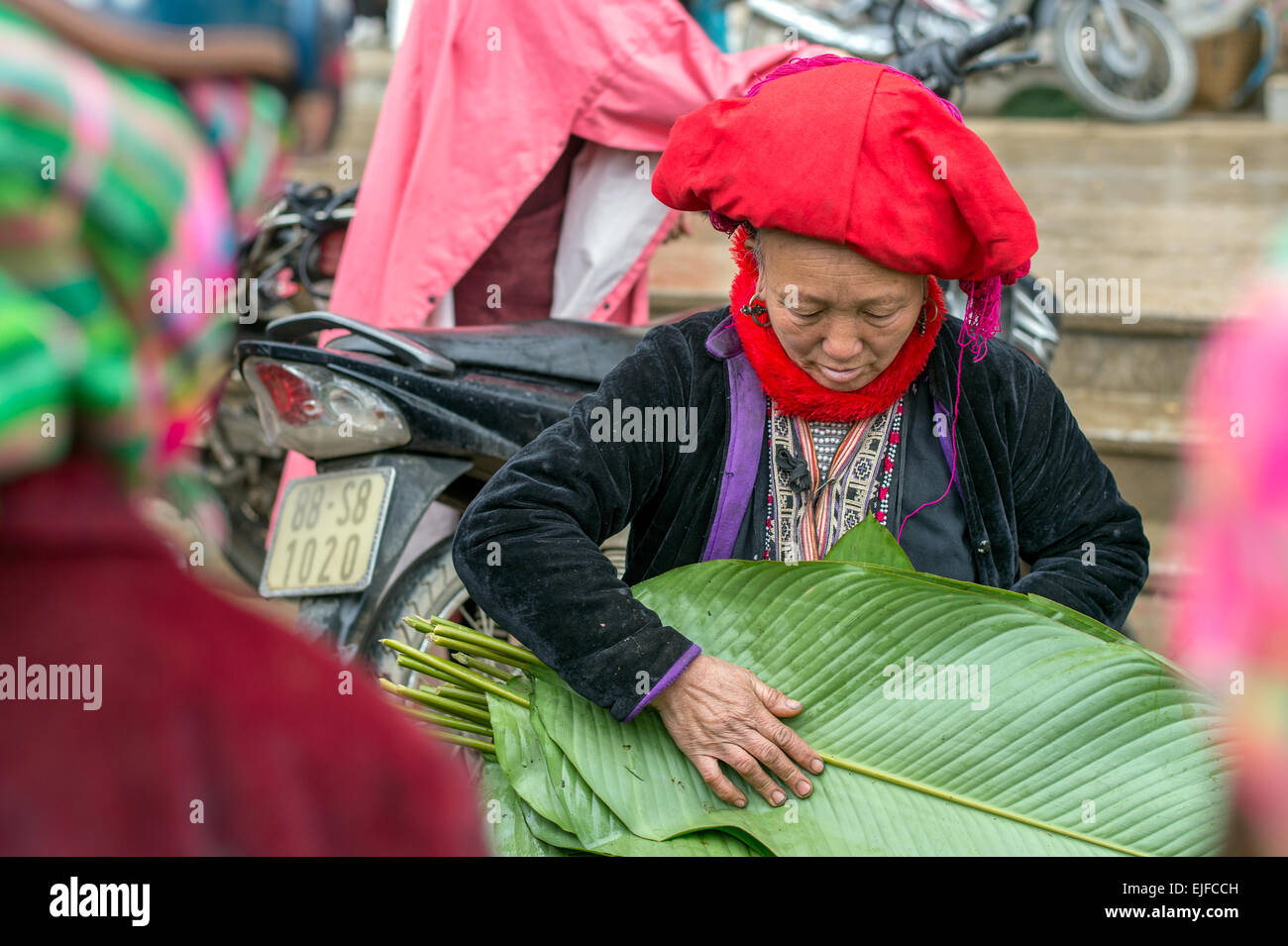 Red Dao woman at the market in Sapa in northern Vietnam Stock Photo