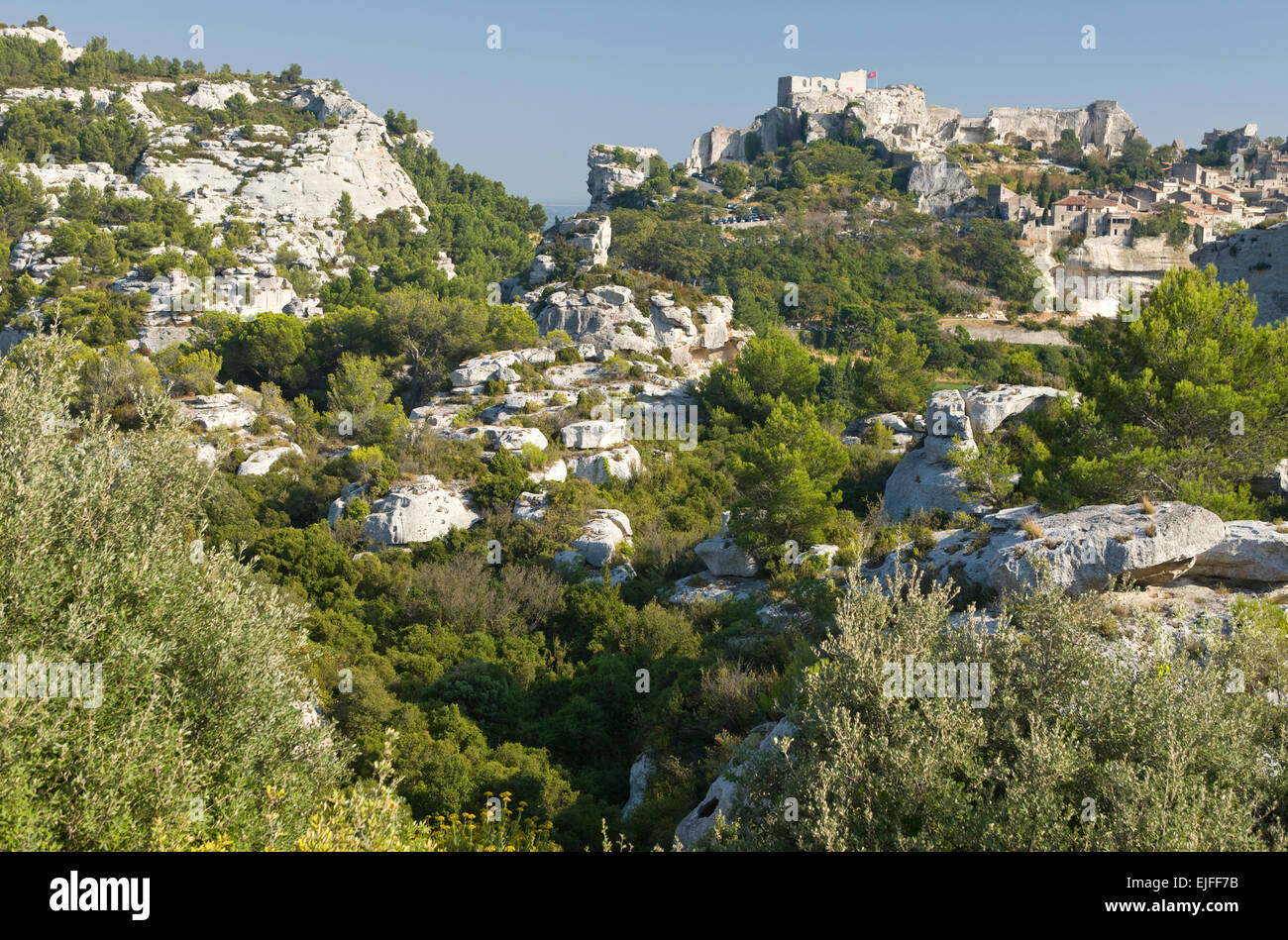 CLIFF ROCK FORMATIONS LES BEAUX MASSIF DES ALPILLES PROVENCE BOUCHES DU ...