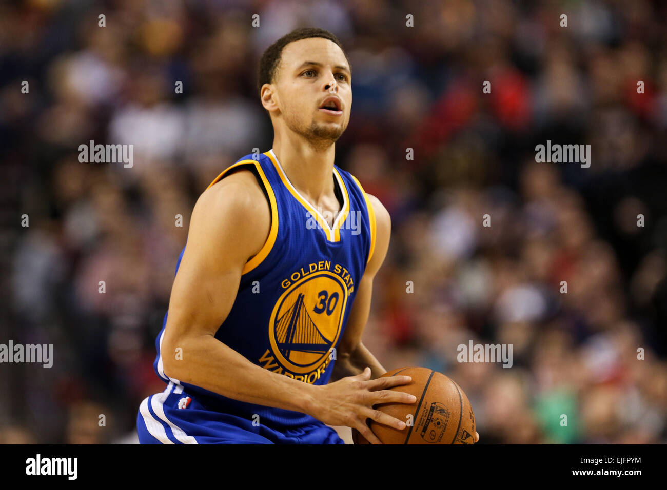 Los Angeles Clippers forward Kawhi Leonard (C) drives between Golden State  Warriors guards Stephen Curry (R) and Klay Thompson (L) during an NBA  basketball game at Crypto.com Arena in Los Angeles. (Photo