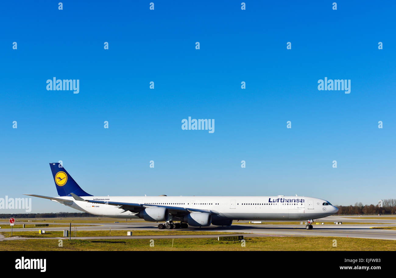 Lufthansa Airbus A340-600 roll out on taxiway, north runway at Munich, Franz Josef Strauss, MUC, EDDM, Freising District, Erding Stock Photo
