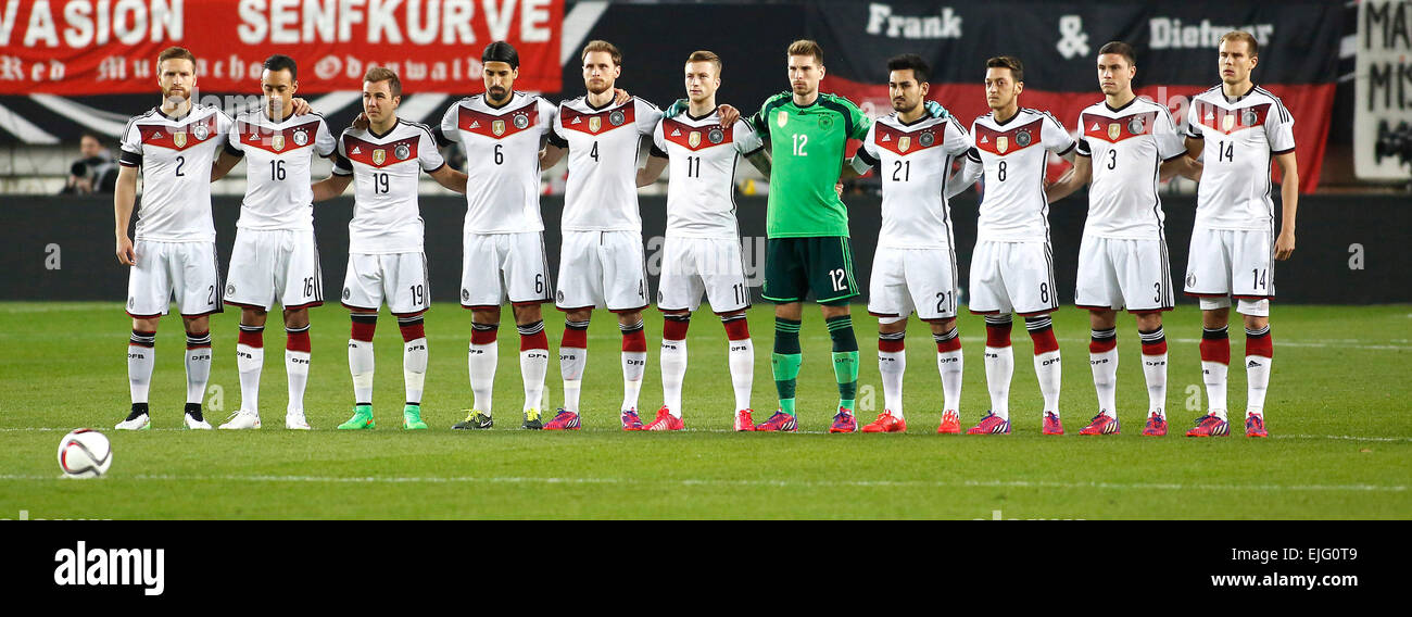 ¿Cuánto mide llkay Gundogan? - Altura - Real height The-german-national-team-during-a-moment-of-silence-because-of-the-EJG0T9