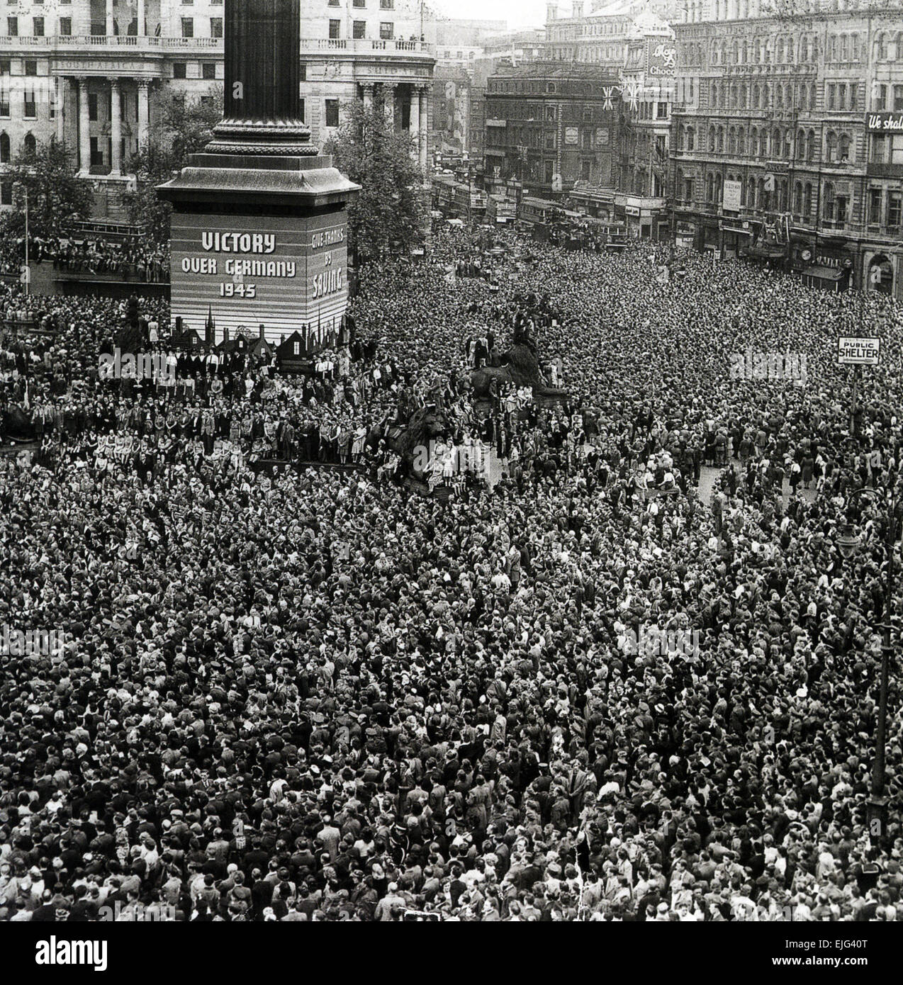 VE DAY 8 May 1945 - celebrations in Trafalgar Square Stock Photo