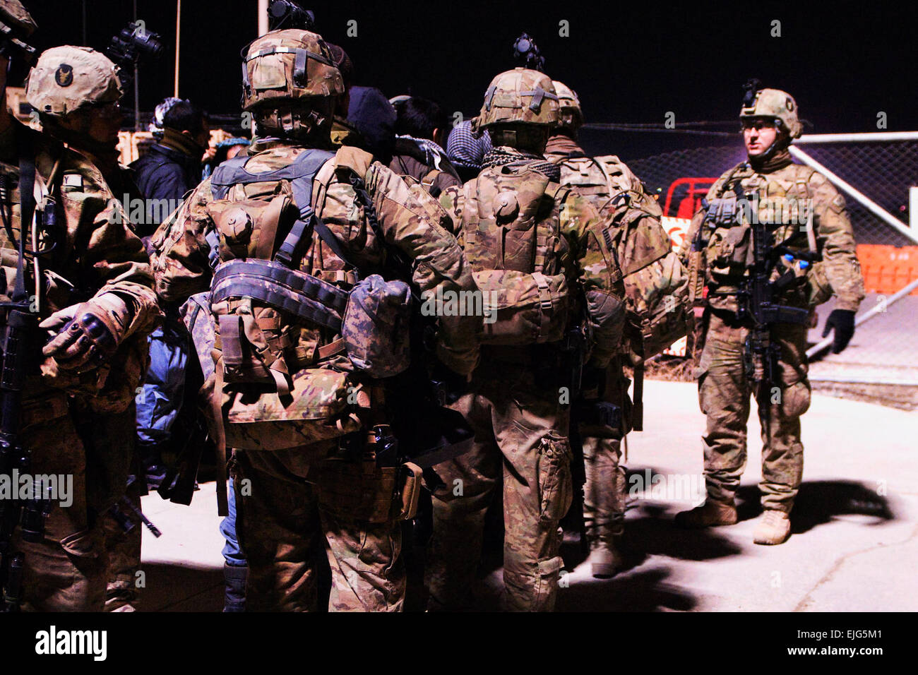 U.S. Army Sgt. 1st Class Taylor Green, of Cedar Rapids, Iowa, and platoon sergeant in Troop B, 1st Squadron, 113th Cavalry Regiment, Task Force Redhorse, prepares his men for an air assault mission, here Feb. 21. ANA soldiers, Afghan National Police and other assets partnered with Troop B to search the village of Qual-e Jala for targeted individuals in order to ‘clear, hold, build’ Koh-e Safi District. While searching the village, the Troop B Soldiers and their partners killed one known insurgent, detained four others and also found assorted weapons which they gathered and destroyed. Task Forc Stock Photo