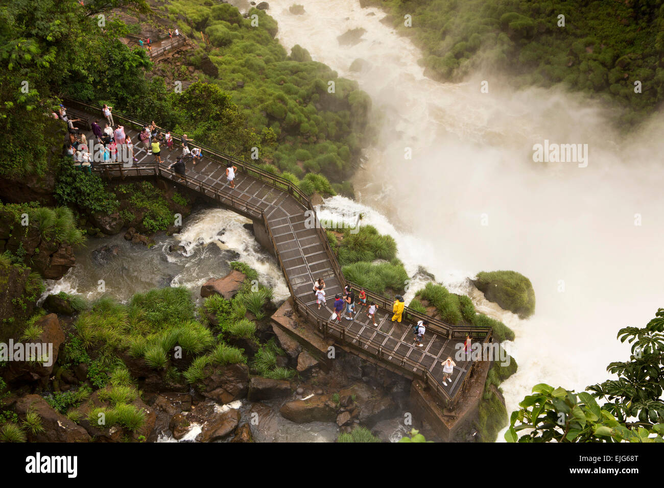 Argentina, Iguazu Falls, visitors on lower trail, Circuito Inferior, viewpoint below Salto Bossetti Stock Photo