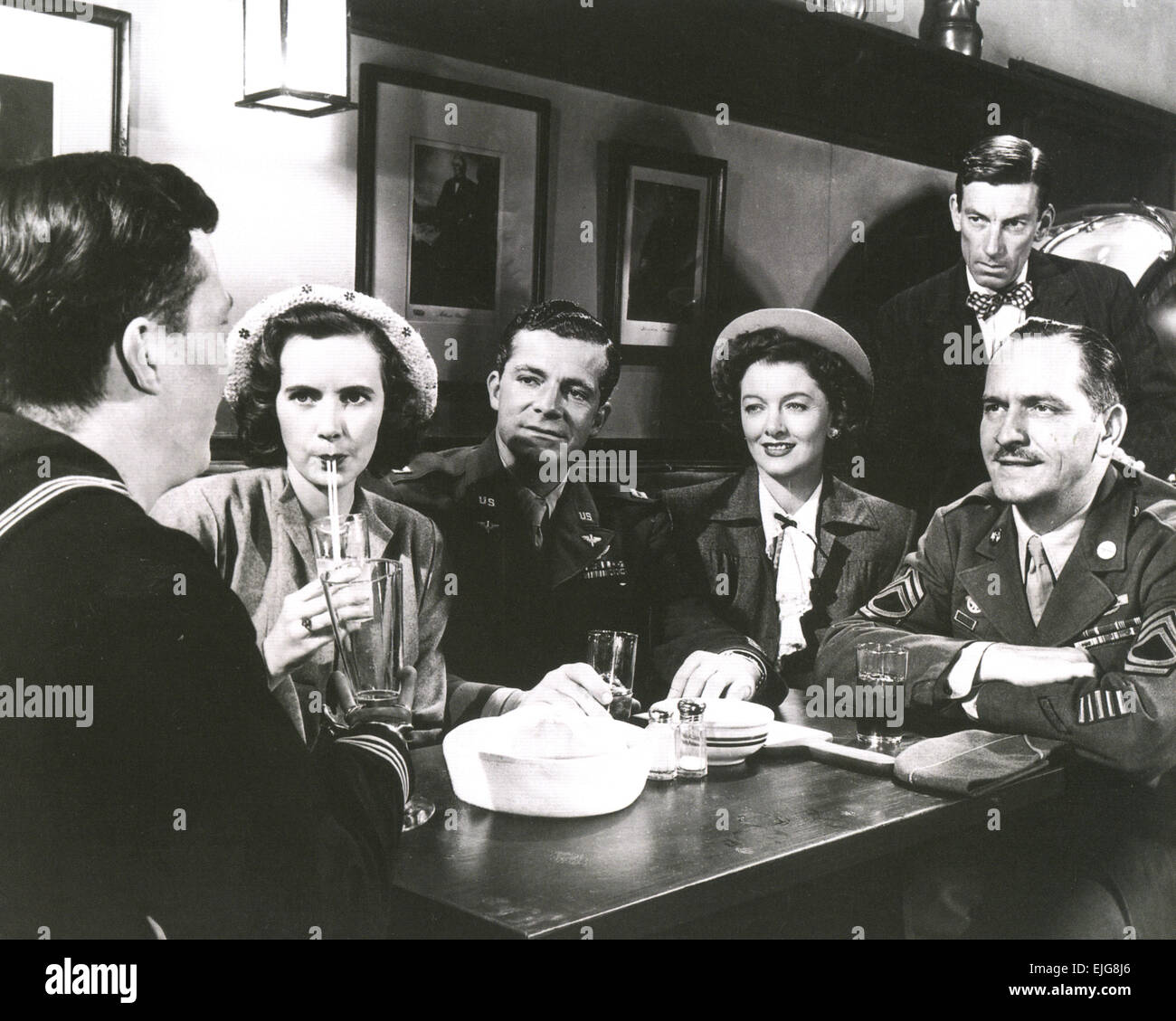 THE BEST YEARS OF OUR LIFE 1946  Samuel Goldwyn film. From left: Harold Russell, Teresa Wright, Dana Andrews, Myrna Loy, Hoagy Carmichael, Frederic March Stock Photo