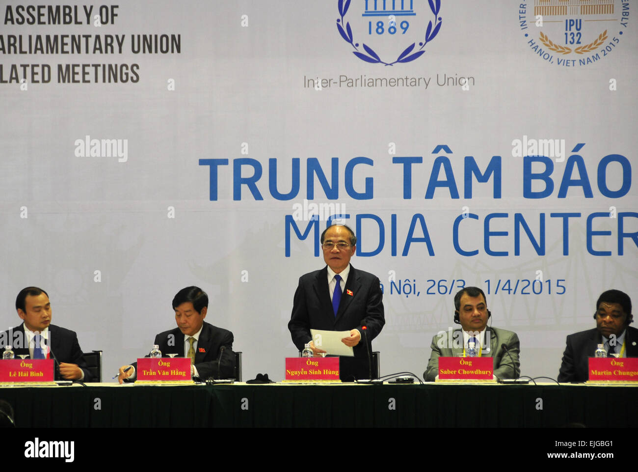 Hanoi, Vietnam. 26th Mar, 2015. Nguyen Sinh Hung (C), Vietnam's National Assembly (NA) chairman, speaks during a press conference of the 132nd Assembly of the Inter-Parliamentary Union (IPU) in Hanoi, Vietnam, on March 26, 2015. Vietnam is ready for the 132nd Assembly of IPU and will try its best to ensure success of the important diplomatic event, said Nguyen Sinh Hung, Vietnam's NA chairman, here Thursday. © Zhang Jianhua/Xinhua/Alamy Live News Stock Photo