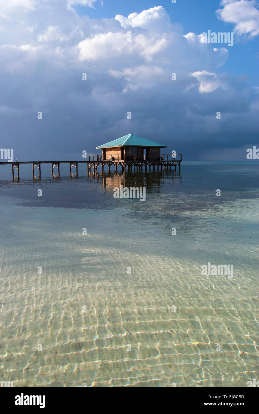 Diver's bar over Caribbean water Stock Photo