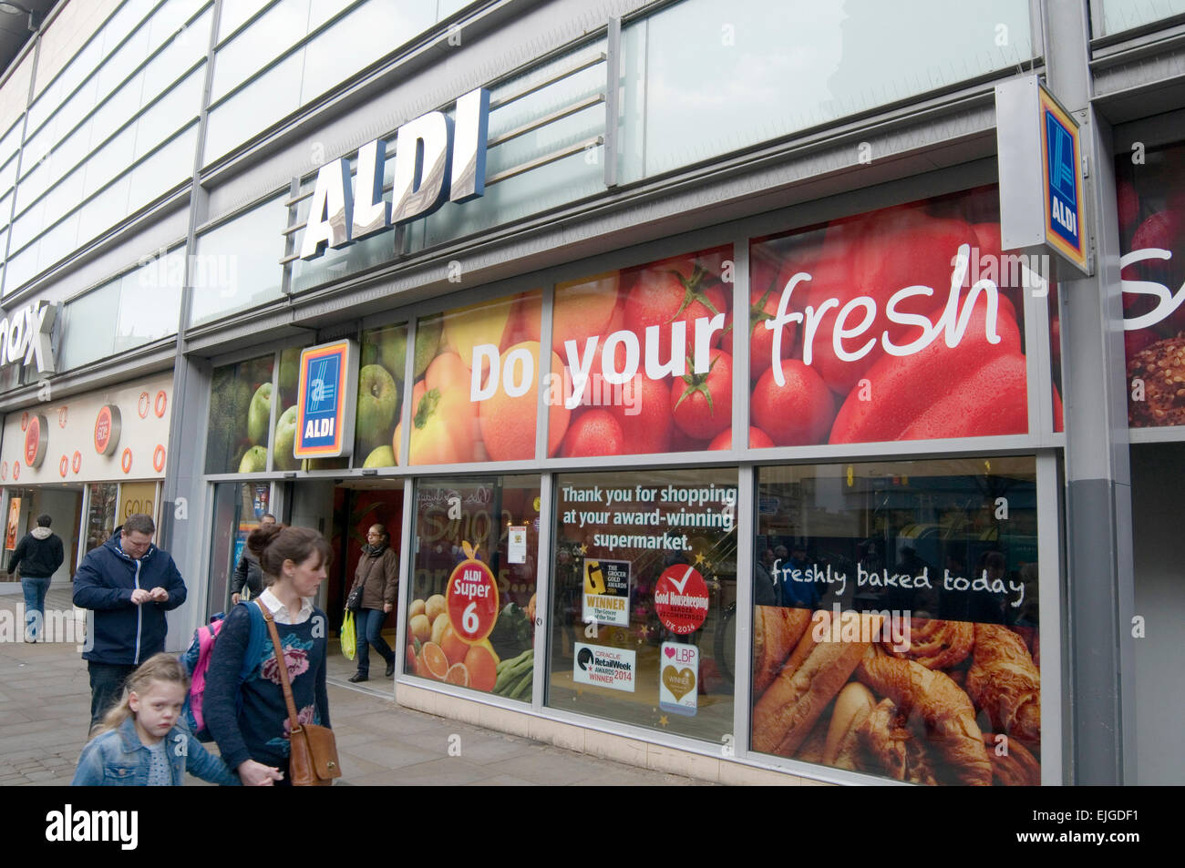 aldi supermarket supermarkets uk cheap shopping food prices highstreet