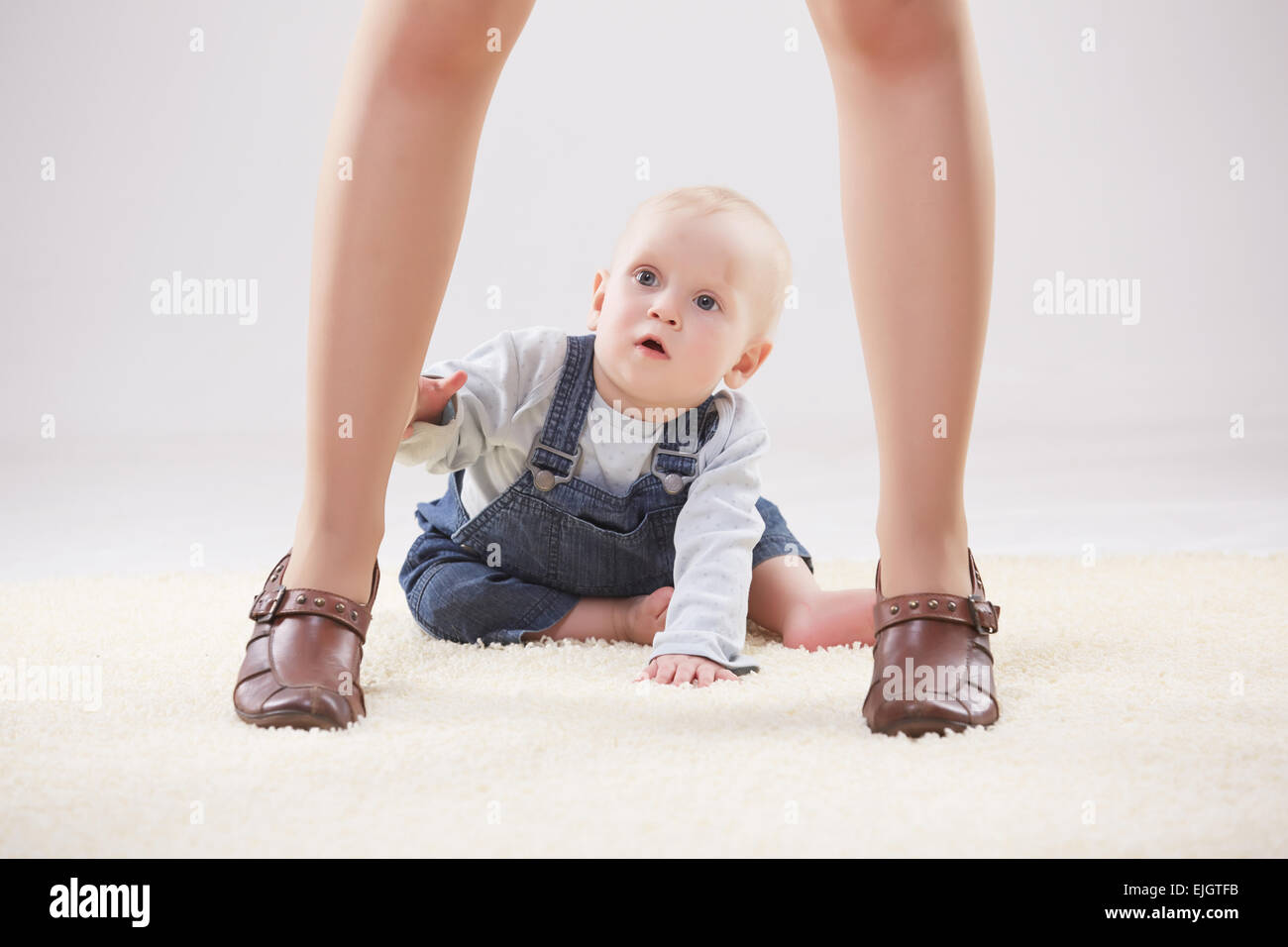 Мама ноги трусы. Ребенок между маминых ног. Малыш между ног у матери. Девочка на ногах у мамы. Под ножками у мамы.