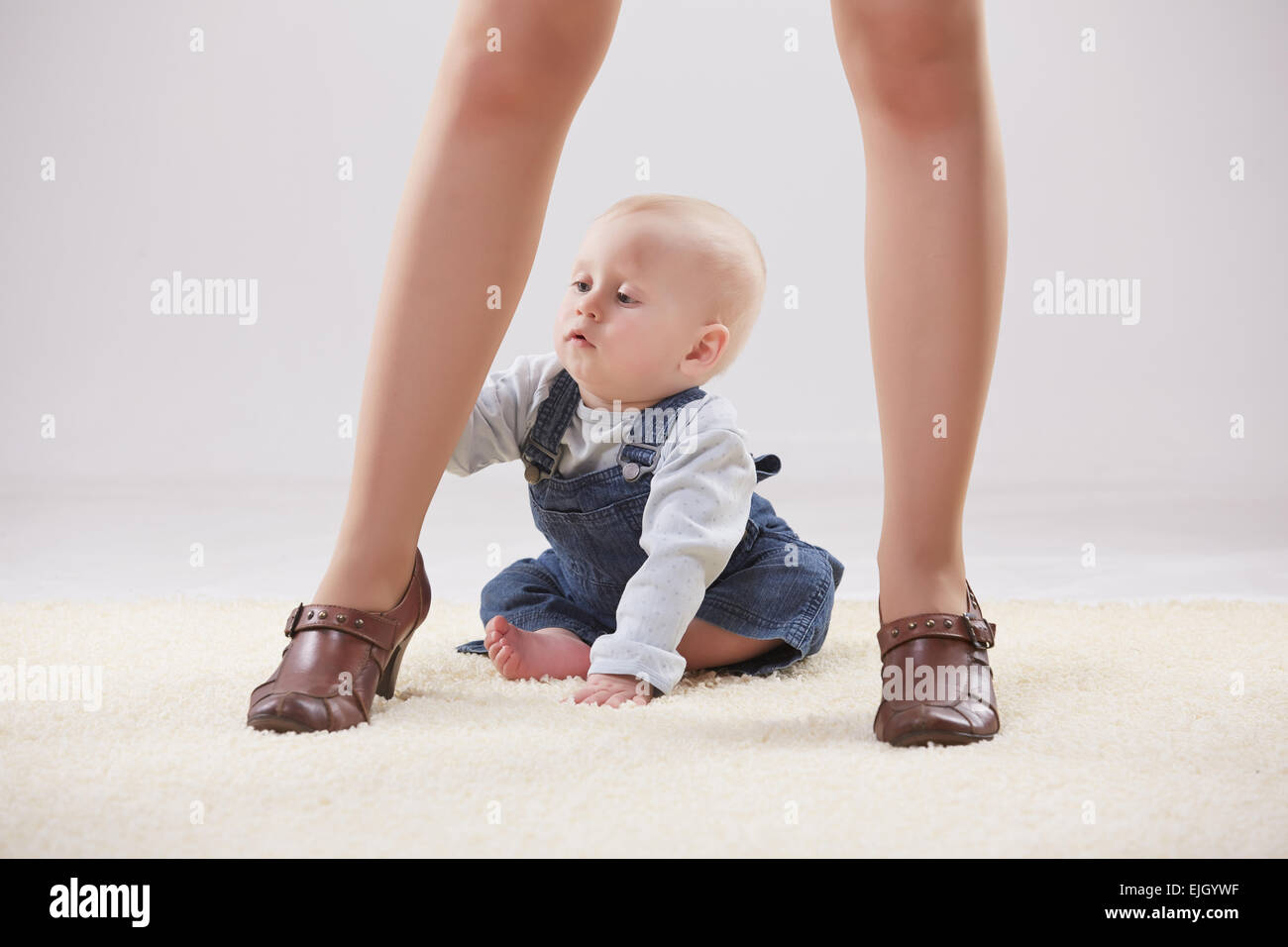 Мама ноги трусы. Ребенок между маминых ног. Ребёнок между ног у мамы. Ноги мамы и ребёнка. Детские между ног.