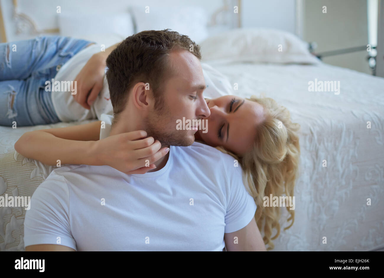 Дайан лэйн неверная. Мужчина и женщина в кровати. Пара решила разнообразить. Разговор мужчины и женщины. Страстные девушки.