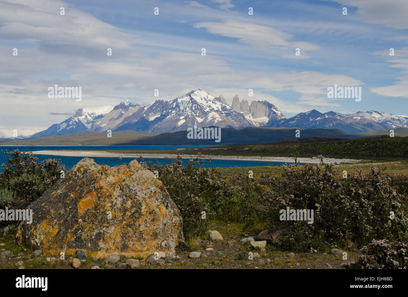 Lago Sarmiento (Sarmiento Lake) in front of the Three Torres in Torres del Paine National Park, Southern Patagonia, Chile Stock Photo