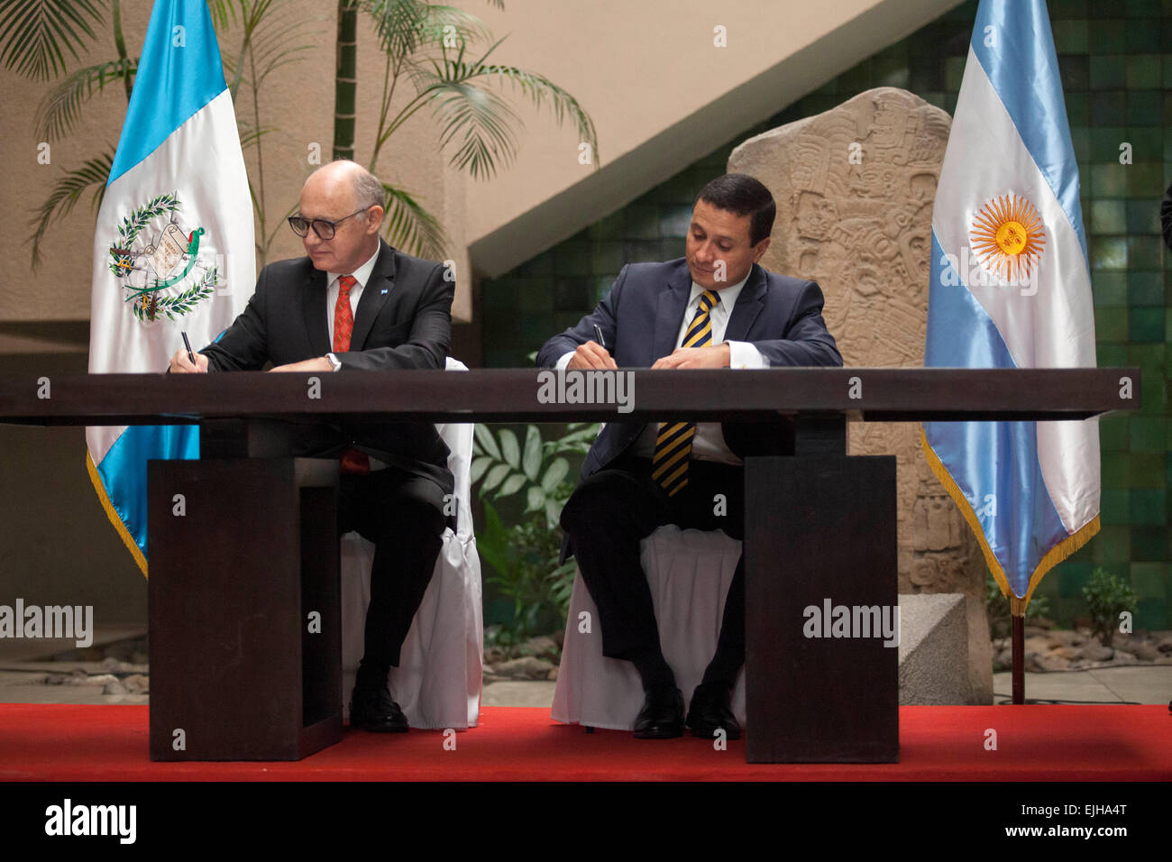 Guatemala City, Guatemala. 26th Mar, 2015. Guatemalan Minister of Foreign Affairs Carlos Raul Morales (R) and his Argentine counterpart Hector Timerman sign a bilateral agreement at Ministry of Foreing Affairs of Guatemala in Guatemala City, capital of Guatemala, on March 26, 2015. © Luis Echeverria/Xinhua/Alamy Live News Stock Photo