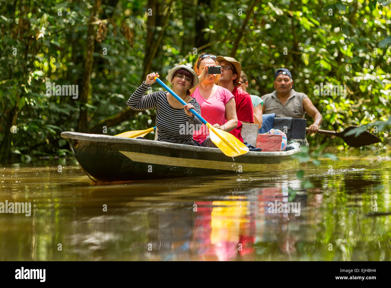 Туристы плыли по озеру на лодке. Лодка в джунглях. Лодка турист. Плывет на лодке джунгли. Туристы в джунглях.