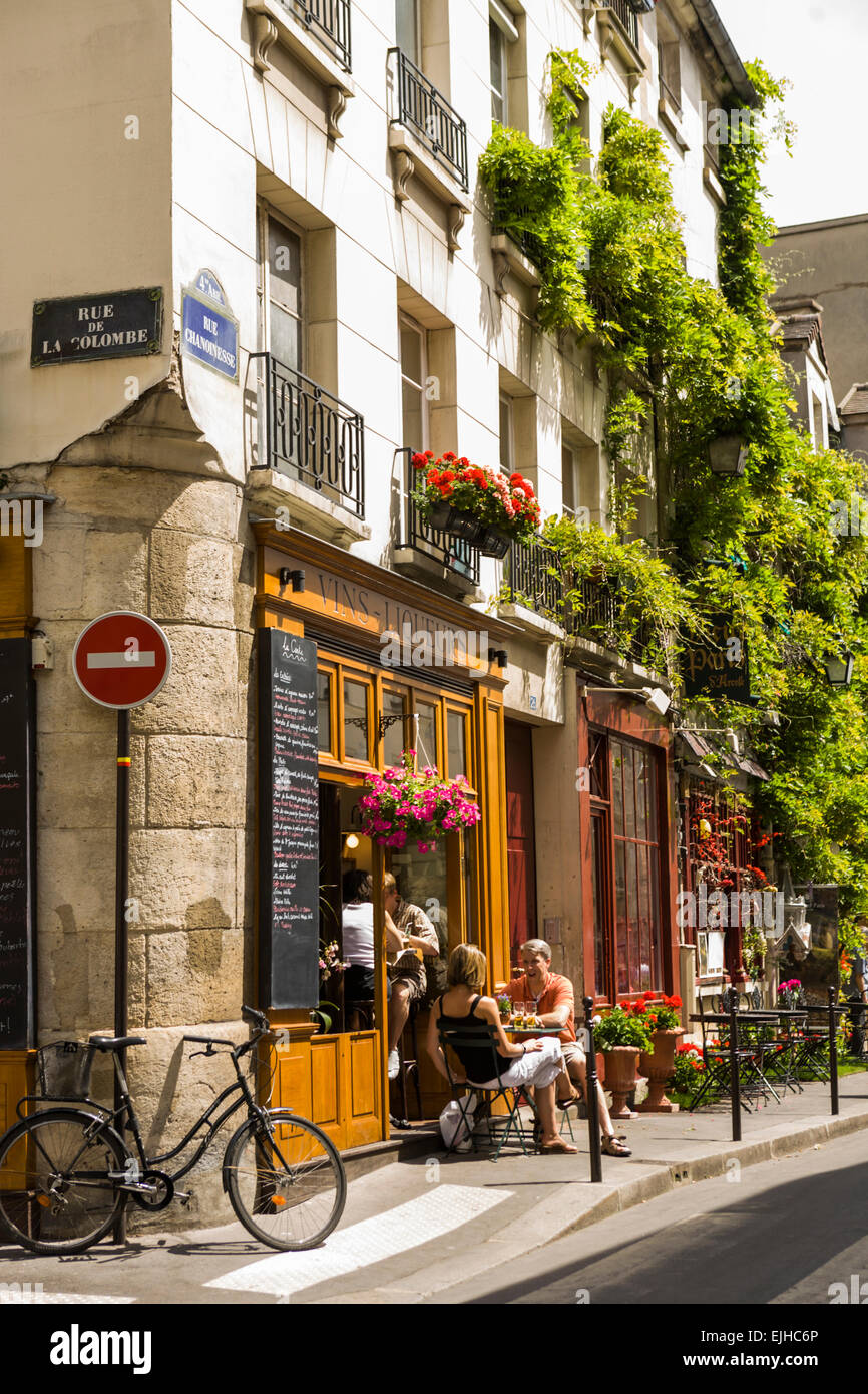 People sitting outside Au Bougnat Restaurant on the Ile de la Cite, Paris, France Stock Photo