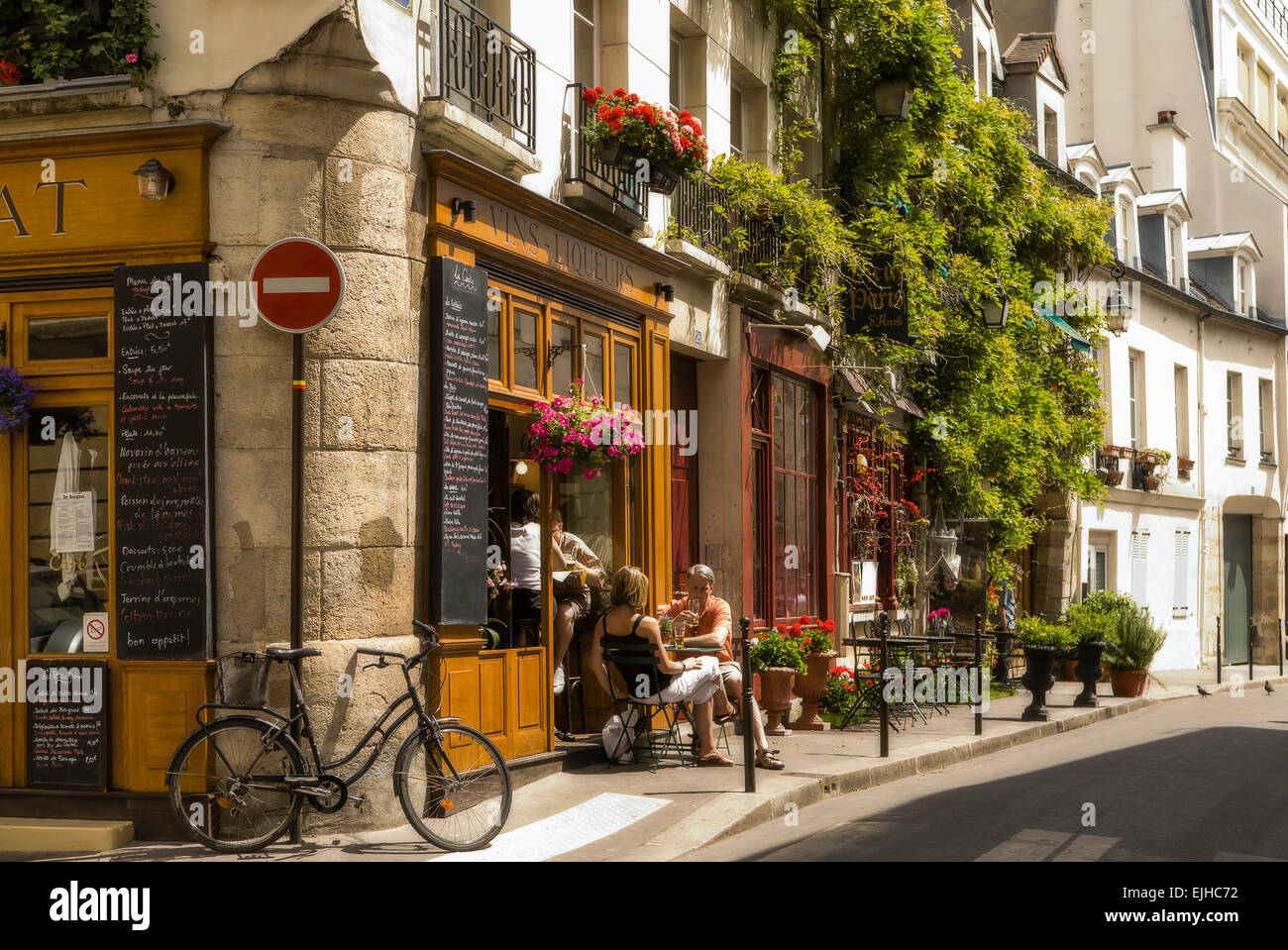 People sitting outside Au Bougnat Restaurant on the Ile de la Cite, Paris, France Stock Photo