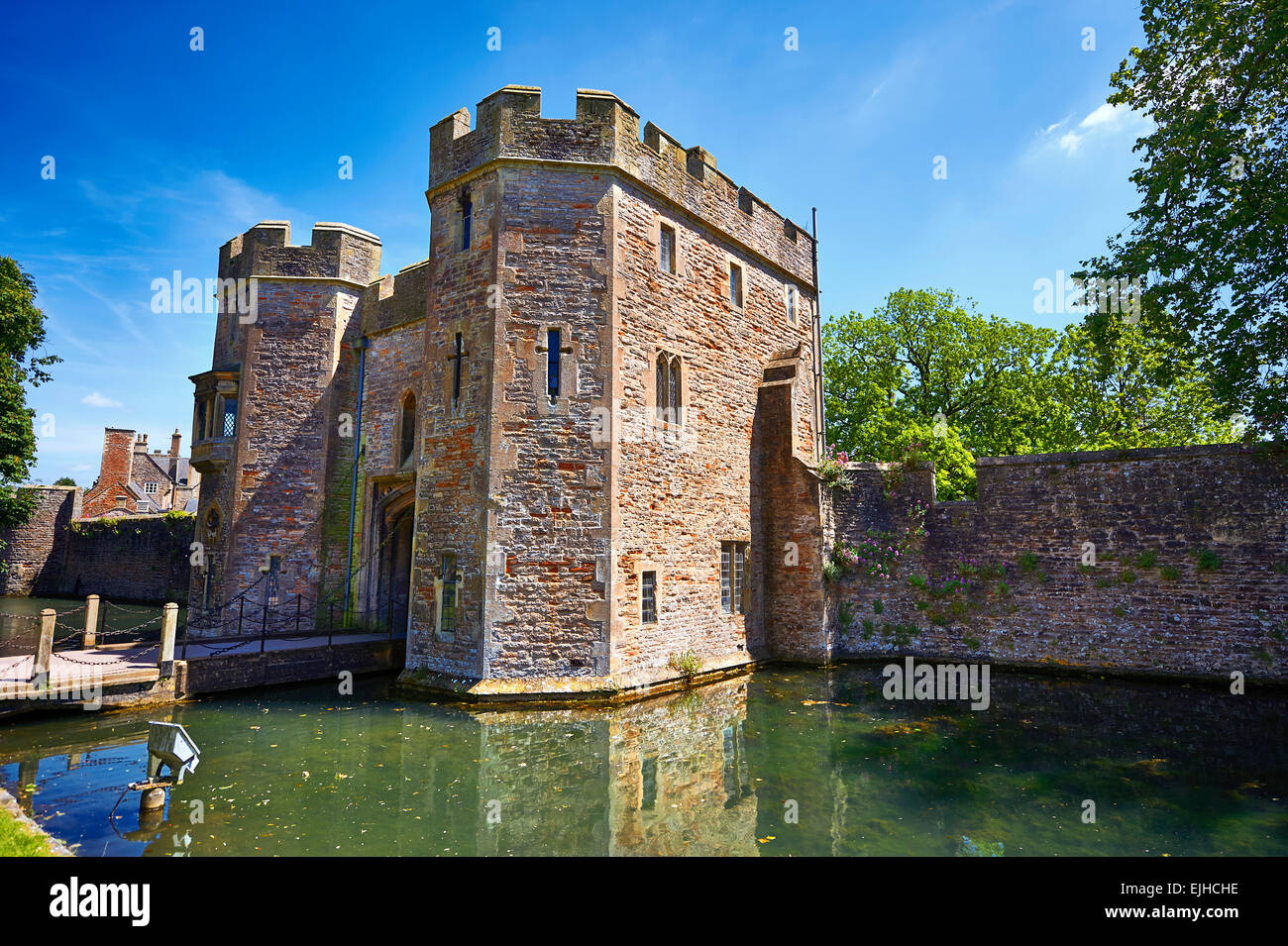 Gate House and moat of the Bishops Palace of the the medieval Wells Cathedral built in the Early English Gothic style in 1175, W Stock Photo