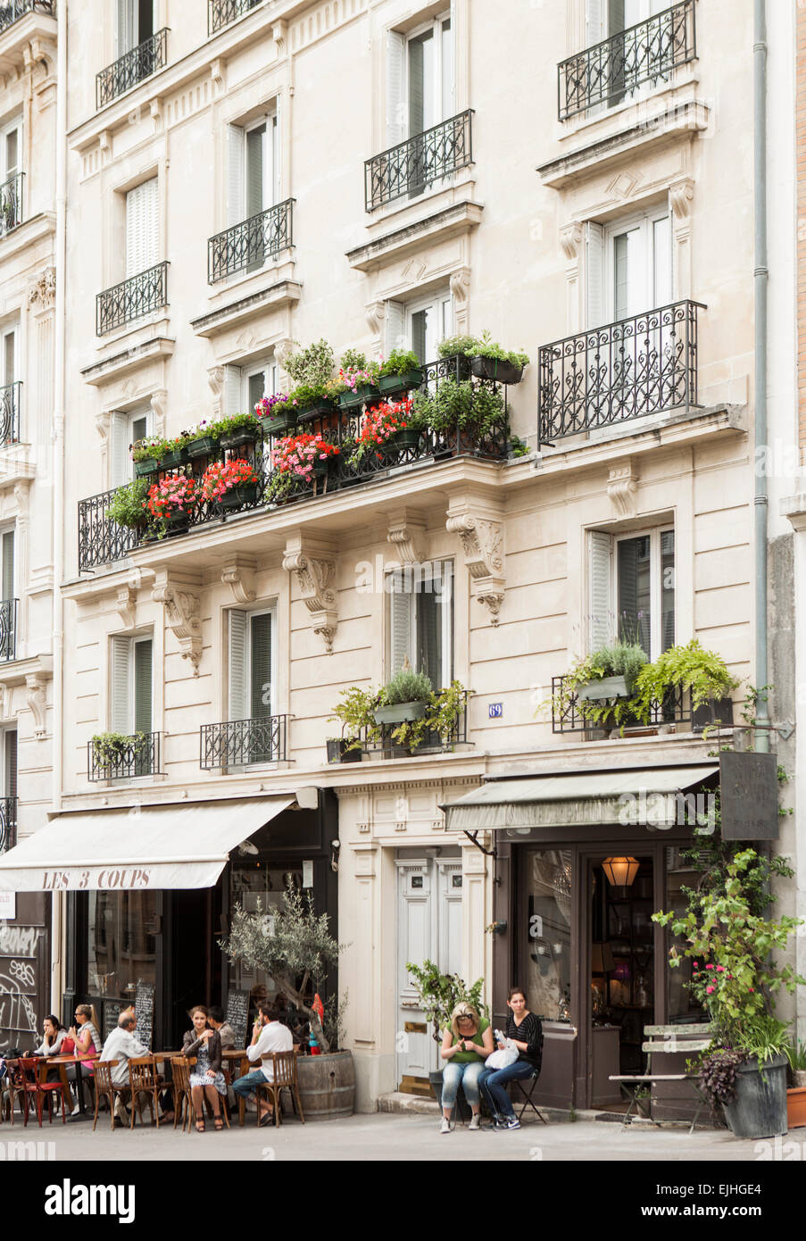 Paris cafe pink flowers hi-res stock photography and images - Alamy