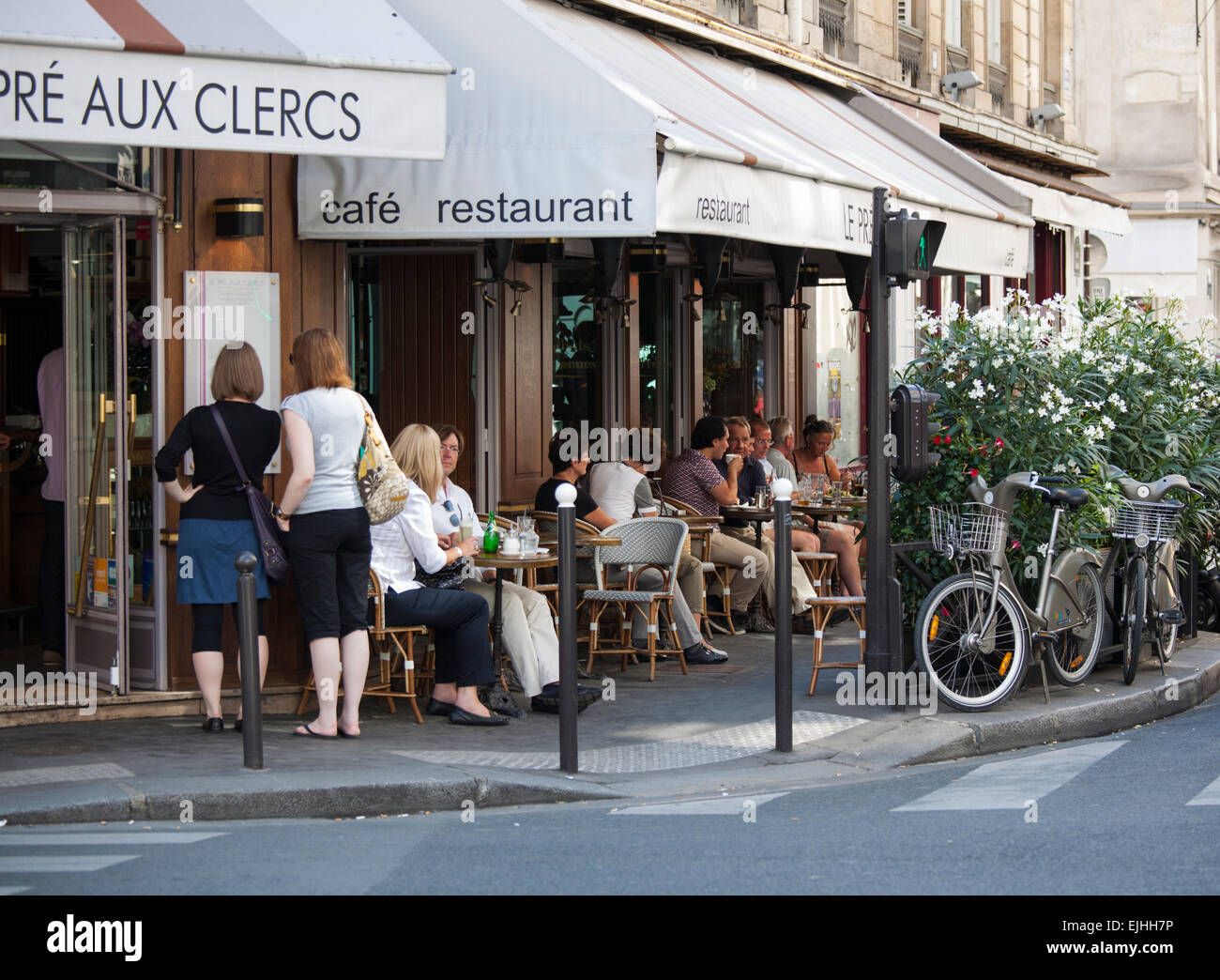 Outdoor cafe restaurant in Paris, France Stock Photo - Alamy