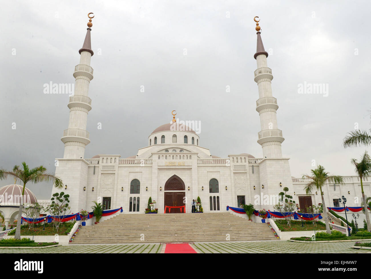 Phnom Penh. 27th Mar, 2015. Photo taken on March 27, 2015 shows a newly-built mosque being inaugurated in Phnom Penh, Cambodia. Cambodian Prime Minister Hun Sen on Friday presided over the inauguration of the Alserkal Grand Mosque here, saying the Islamic worship site illustrates peaceful coexistence of various religions in the country. © Sovannara/Xinhua/Alamy Live News Stock Photo