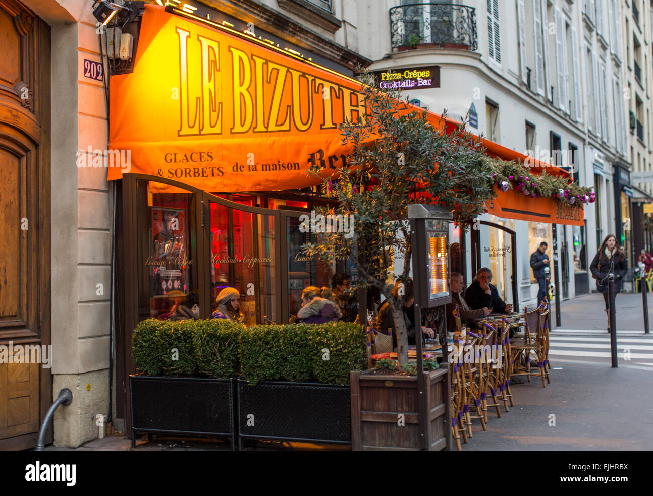 Paris bistro hi-res stock photography and images - Alamy