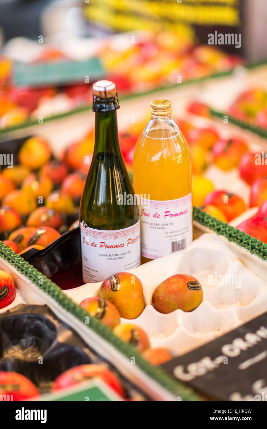 Apples and bottles of apple cider in market, Paris, France Stock Photo