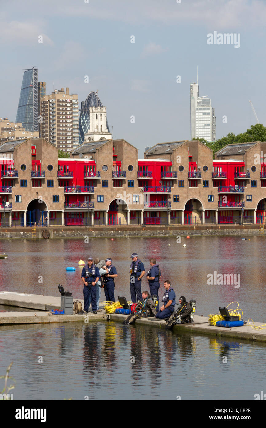 Divers from the Metropolitan Police Service Marine Support Unit take part in a training exercise at Shadwell Basin. Stock Photo