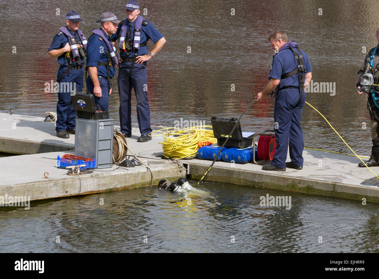 Divers from the Metropolitan Police Service Marine Support Unit take part in a training exercise at Shadwell Basin. Stock Photo