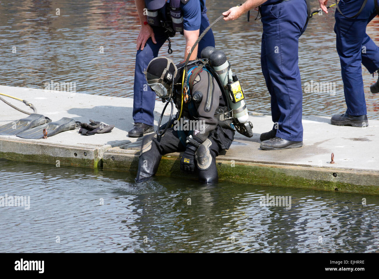 Divers from  Metropolitan Police  Marine Support Unit prepares to enter water during a training exercise at Shadwell Basin. Stock Photo
