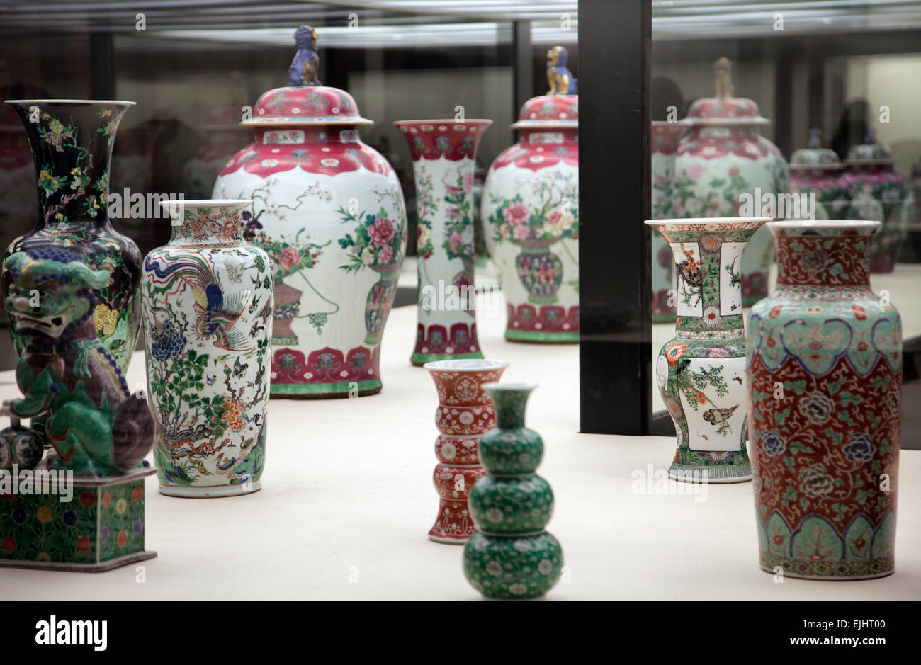 Ancient chinese ceramics hi-res stock photography and images - Alamy