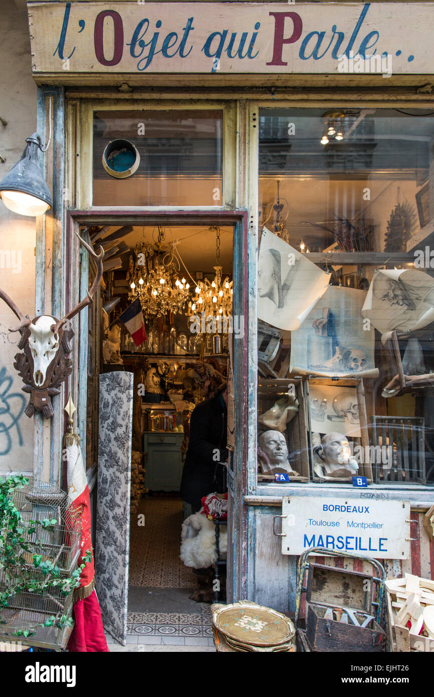 L'Objet Qui Parle junk and antique shop in Montmartre, Paris, France Stock Photo