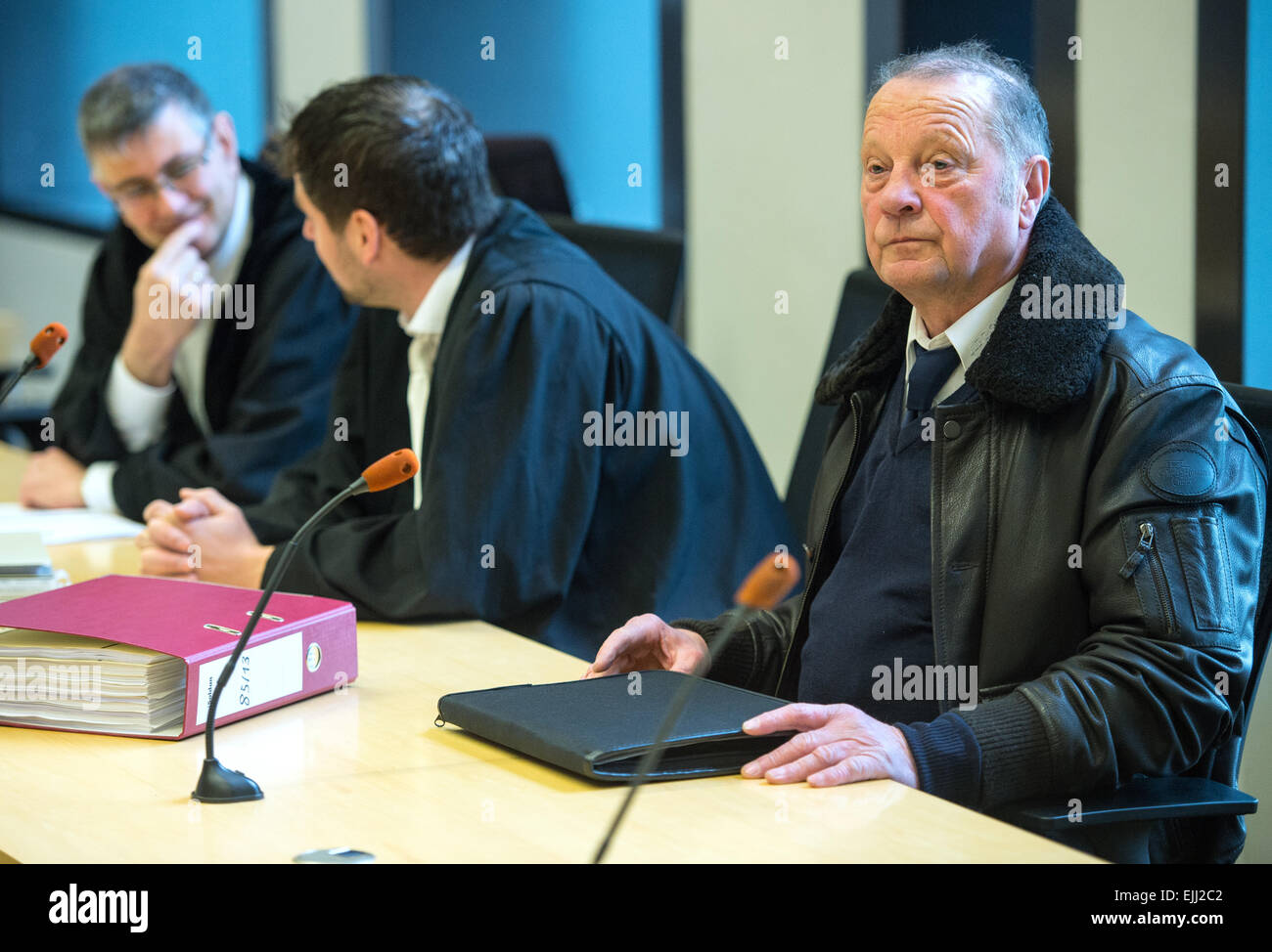 Flight instructor Winfried Gebhardt (r) waits for the start of the appeal hearing at the dsitrict court in Frankfurt, Germany, 27 March 2015. Former pilot trainee Kleomenis S. is accused of attacking the flight instructor during their flight at an altitude of 1,500 meters, in order to crash-land the plane in summer 2013. The sentencing is expected to be announced on Friday 27 March 2015. The German Federal High Court of Justice refered the case back to the district court for retrial. The defendant was sentences to nine years in prison in February 2014. his lawyer had appealed against the sente Stock Photo