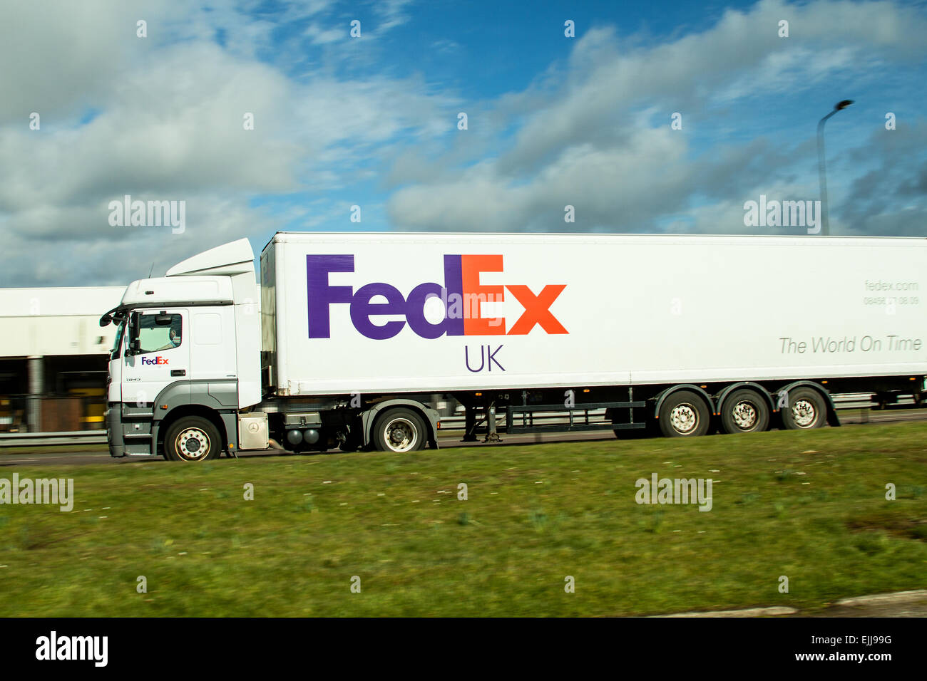 A FedEx UK articulated lorry travelling along the Kingsway Dual Carriageway in Dundee, UK Stock Photo