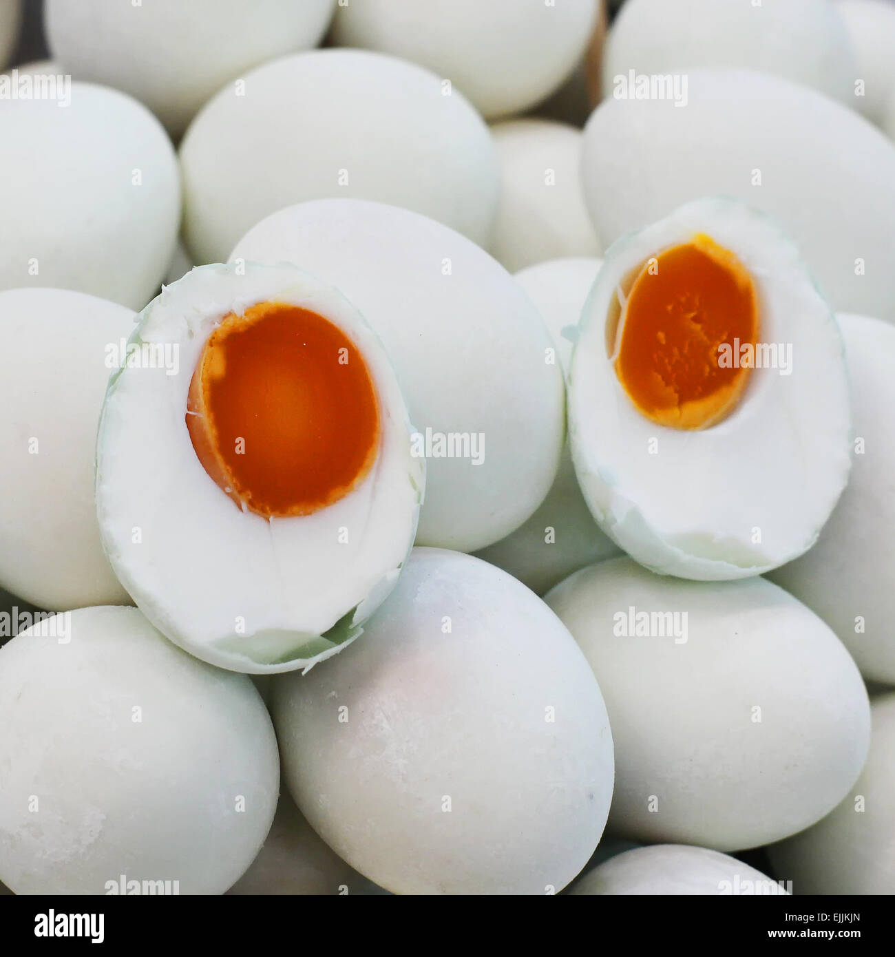 Salted egg. Соленые Утиные яйца Китай. Китайские яйца искусственные. Соленые яйца. Соленое яйцо Китай.